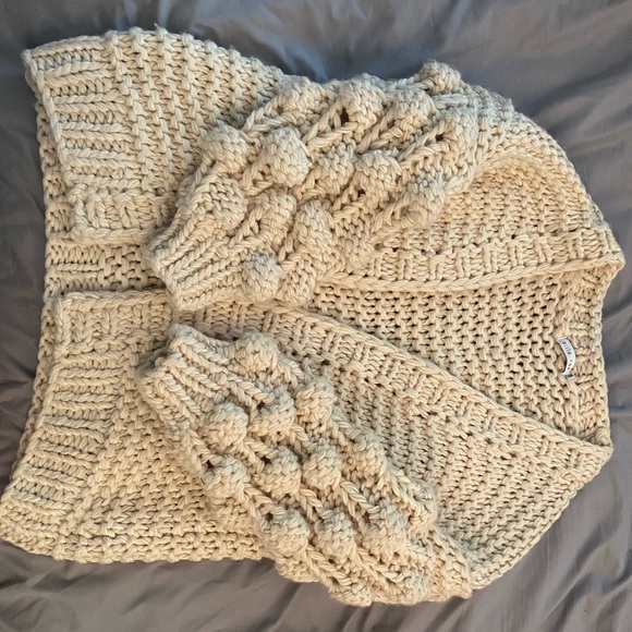 NEVER WORN popcorn sleeve cream sweater - Picture 3 of 4